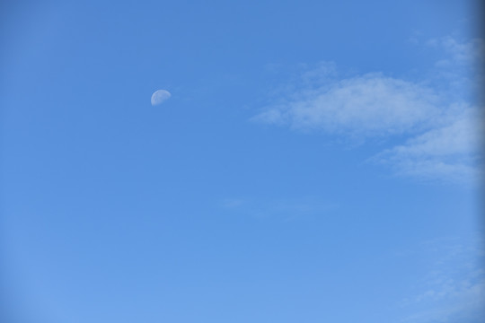月亮蓝天白云白天月亮十九的月亮