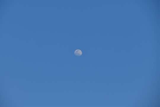 蓝天月亮十三的月亮