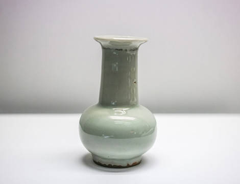 宋代龙泉窑粉青釉盘口长颈瓷瓶