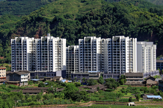 荥经县城高楼林立