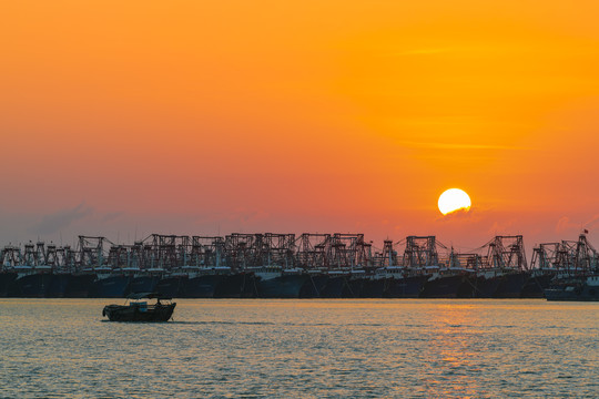 小船日落海景