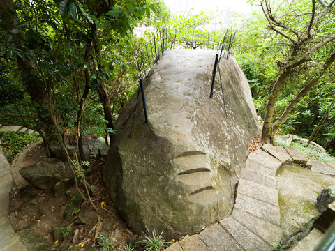 广东阳江北山公园巨石观景台