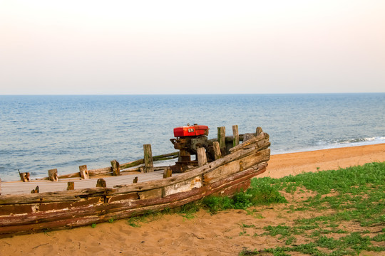 海边的老渔船