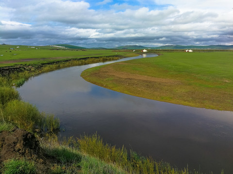 河流夏季草原蒙古包
