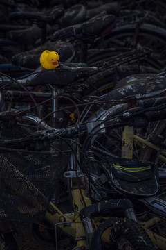 废弃自行车堆里的小黄鸭装饰