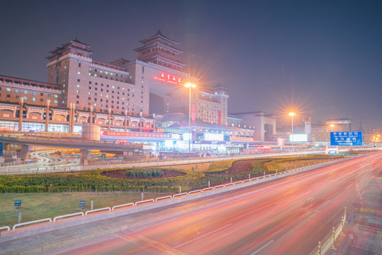 北京西站建筑夜景和道路交通运输
