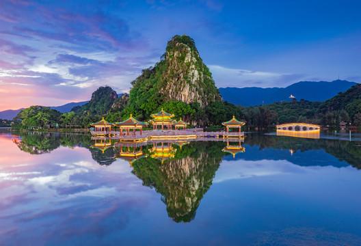 肇庆七星岩五龙亭夜景