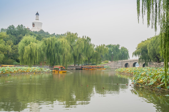 北京北海公园古建筑永安桥风光