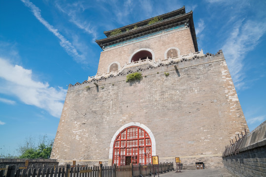 仰拍北京钟楼古建筑细节特写