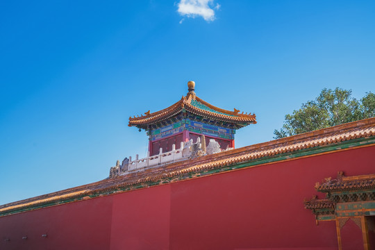 仰拍北京故宫古建筑古城墙的局部