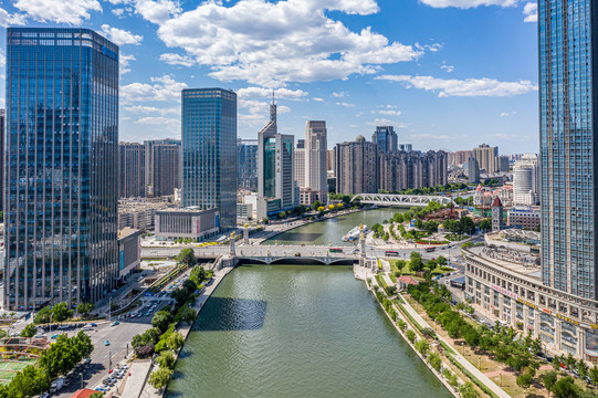 蓝天白云下的天津海河城市美景