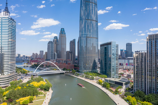 蓝天白云下的天津海河城市美景