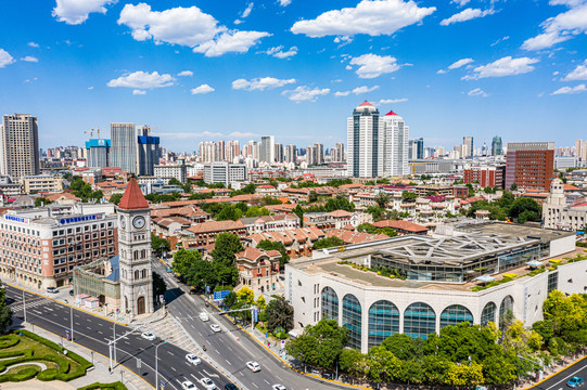 蓝天白云下的天津海河城市美景