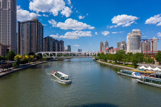 蓝天白云下的天津海河城市美景