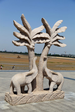 椰树与大象雕塑