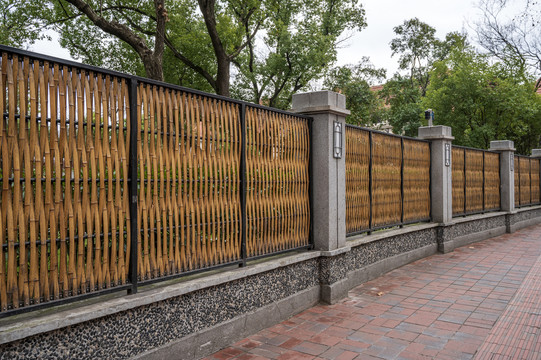 上海街道别墅庭院的竹篱笆墙