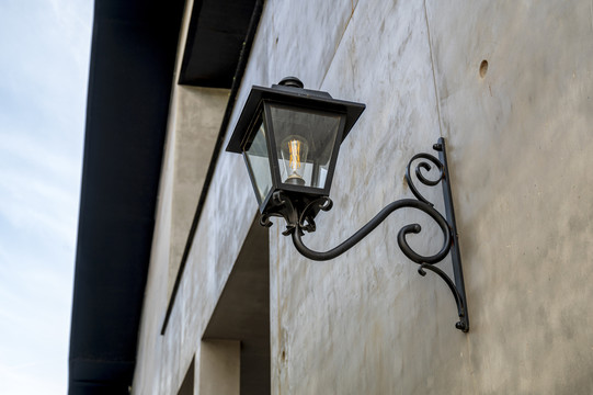 城市社区街道的欧式复古壁灯