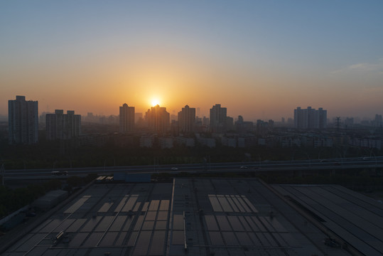 城市高楼日出