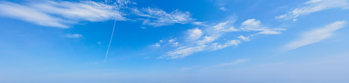 蓝天飞机尾流