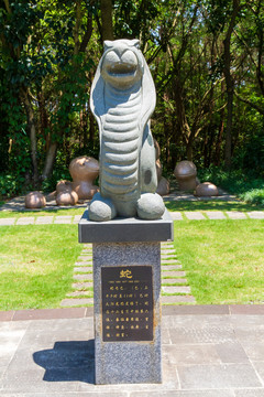 青秀山十二生肖文化园蛇首石雕