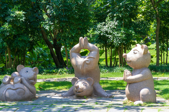 青秀山十二生肖文化园鼠石雕