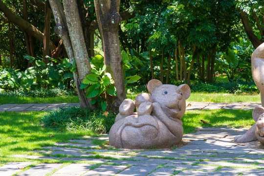青秀山十二生肖文化园鼠石雕