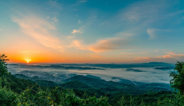 晨雾下的美丽山村