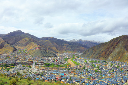 青海玉树当代山观景台俯瞰市区