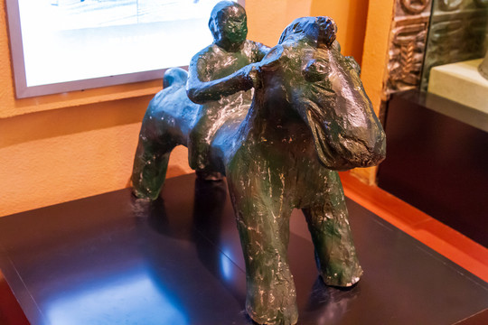 广西民族博物馆铜鼓上的骑士塑像