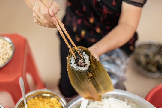 南方人端午节包粽子