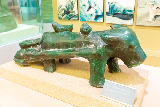 民族博物馆铜鼓上的牛拉撬塑像