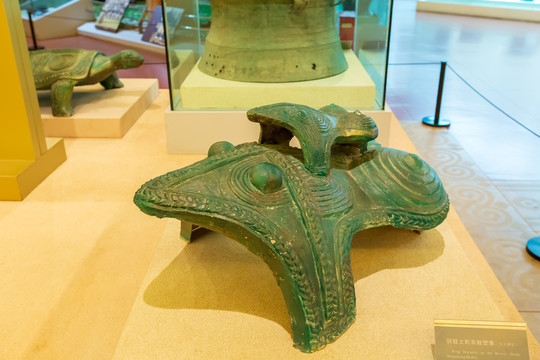 广西民族博物馆铜鼓上的青蛙塑像