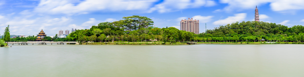 顺峰山公园湖景全景图