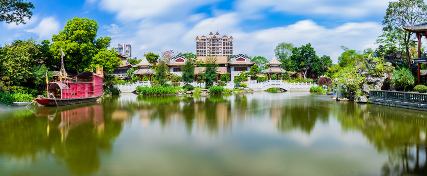 顺峰山公园湖景全景图