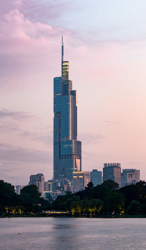 夕阳下的紫峰大厦