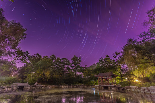 北京大学未名湖畔夜景