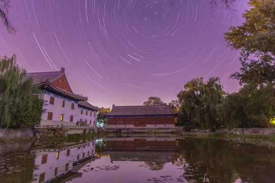 北京大学未名湖畔夜景