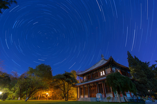 北京大学未名湖畔夜景