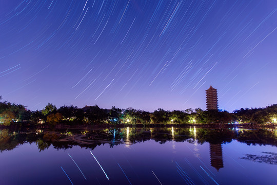 北京大学未名湖畔夜景