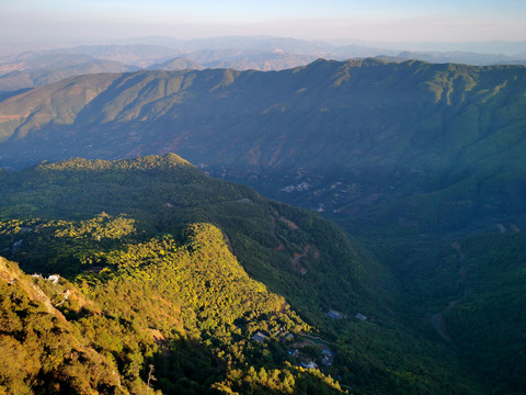 鸟瞰远山青山鸡足山