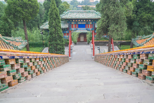 北京北海公园古建筑和永安寺风光