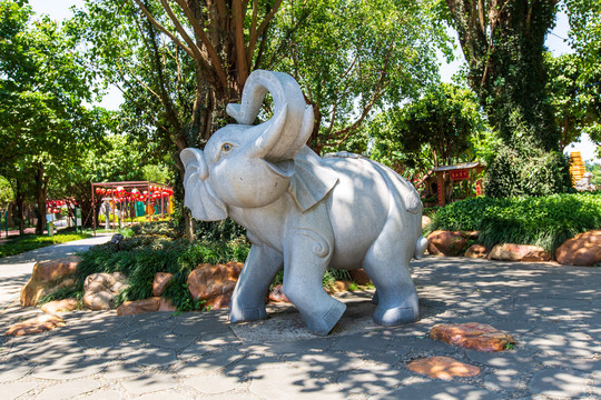 青秀山景区东盟文化园大象石雕