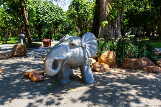青秀山景区东盟文化园大象石雕
