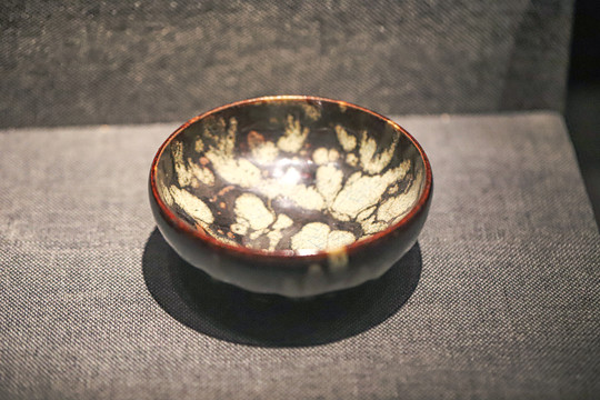 黑釉花瓷碗