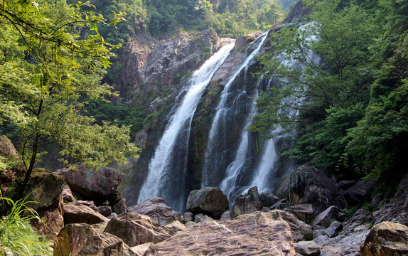 山间瀑布