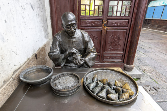 嘉兴粽子文化博物馆前包粽子雕像