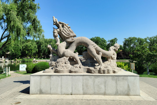 北京龙潭湖公园青龙腾飞雕塑