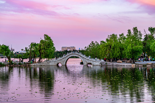 日落后的中国长春南湖公园风景