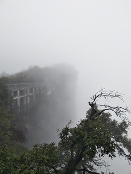 天门山雾景