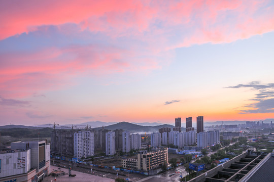 城市风光居民楼江水